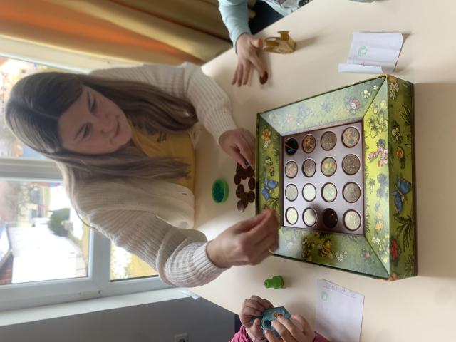 Person beim Brettspiel