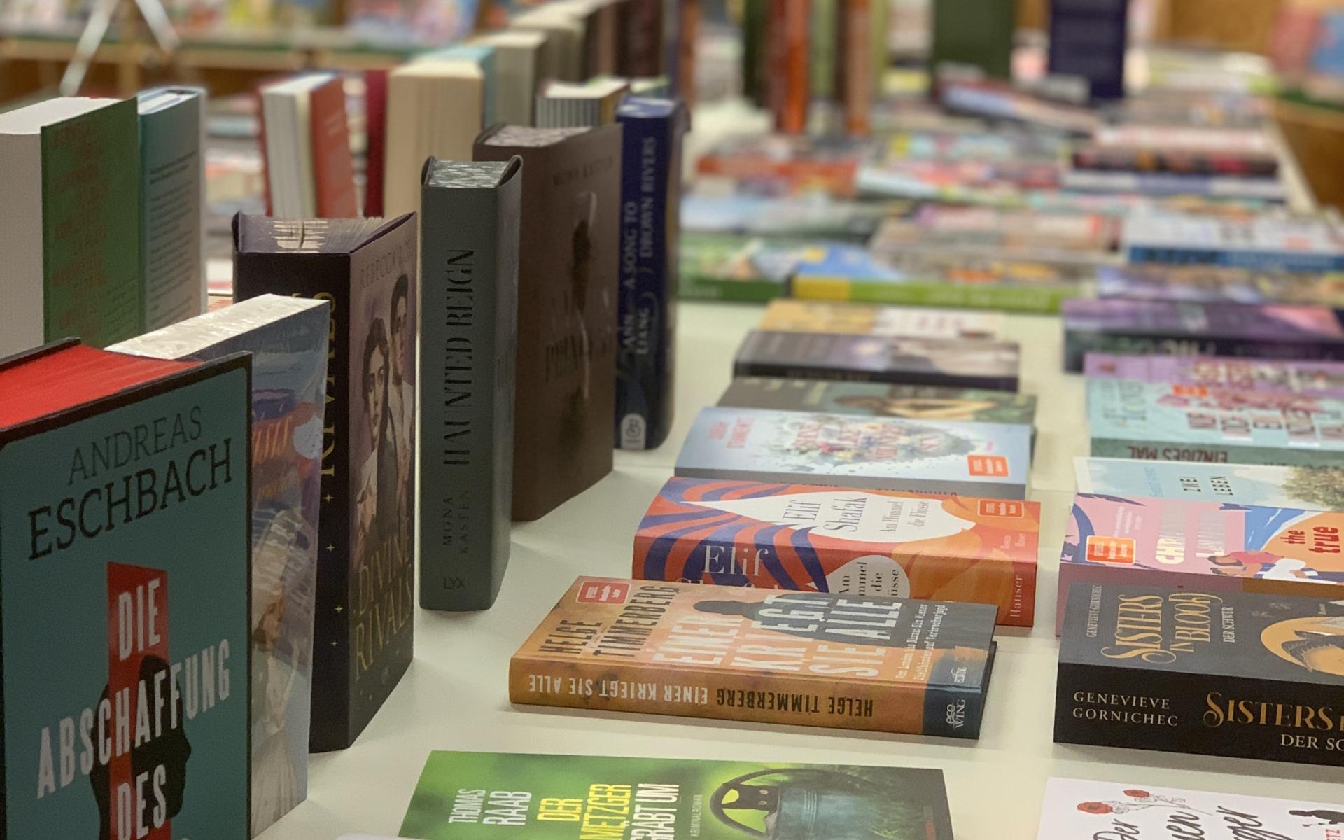 Buchreihen auf Tisch