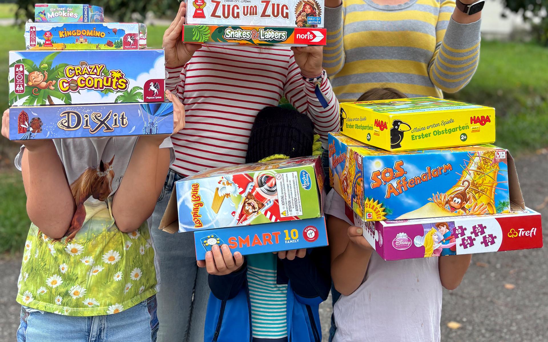 Personen mit Spielen vor dem Gesicht