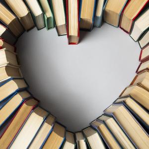 Herz aus Büchern geformt